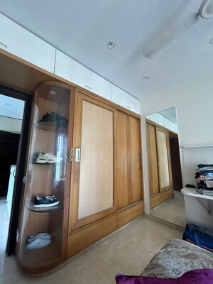 Room in 2.5 BHK Apartment at Mahesh Apartment Santacruz, Santacruz West – for Sale