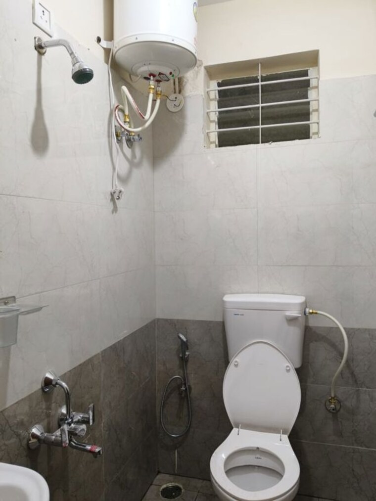 Bathroom, hsr layout 1 Bedroom 650 Sq.Ft. Builder Floor In Hsr Layout Bangalore 10337236