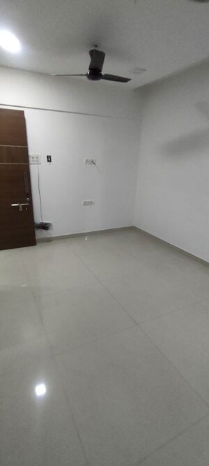 Room in 1 BHK Apartment at Gaurav Garden I, Kandivali West – for Rent