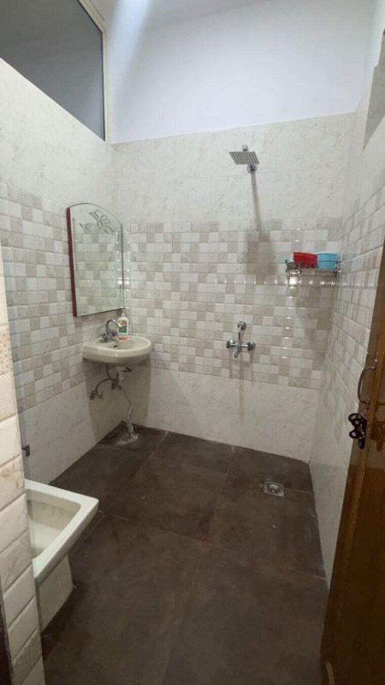 Bathroom, sector 39 3 Bedroom 1600 Sq.Ft. Builder Floor In Sector 39 Gurgaon 10337277