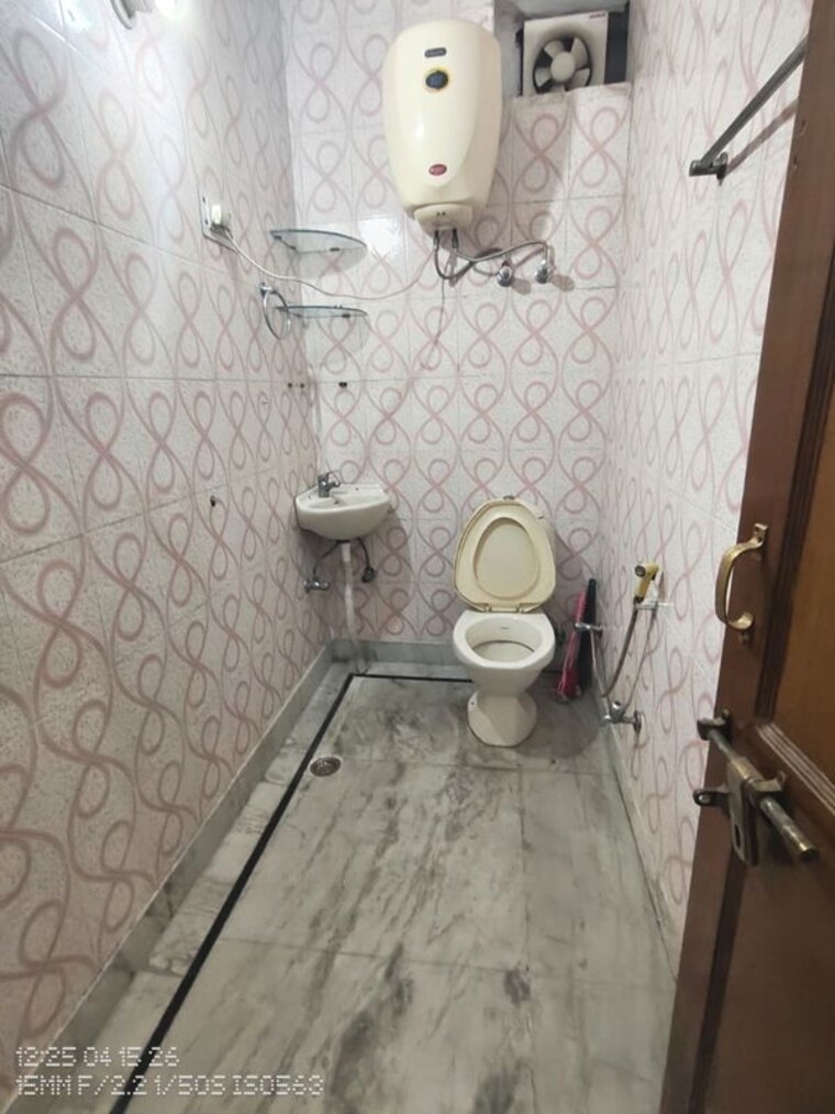 Bathroom, sector 39 3 Bedroom 1600 Sq.Ft. Builder Floor In Sector 39 Gurgaon 10337277