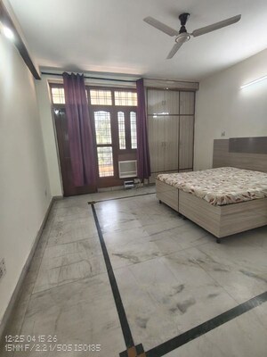 Room in 3 BHK Builder Floor at Sector 39 – for Rent