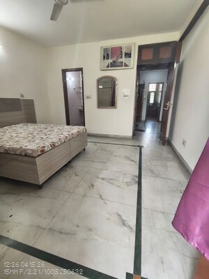 Room in 3 BHK Builder Floor at Sector 39 – for Rent