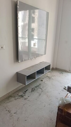 Room in 2.5 BHK Builder Floor at Smart World Orchard, Sector 61 – for Rent