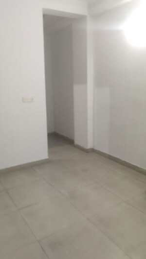 Room in 2 BHK Builder Floor at Gomti Nagar – for Rent