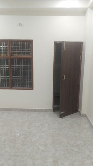 Room in 2 BHK Builder Floor at Gomti Nagar – for Rent