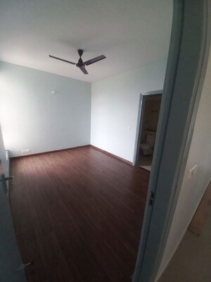 Room in 3 BHK Apartment at BPTP Discovery Park, Sector 80 – for Rent
