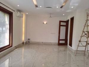 Room in 4 BHK Apartment at Vasant Vihar – for Rent