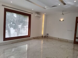 Room in 4 BHK Apartment at Vasant Vihar – for Rent