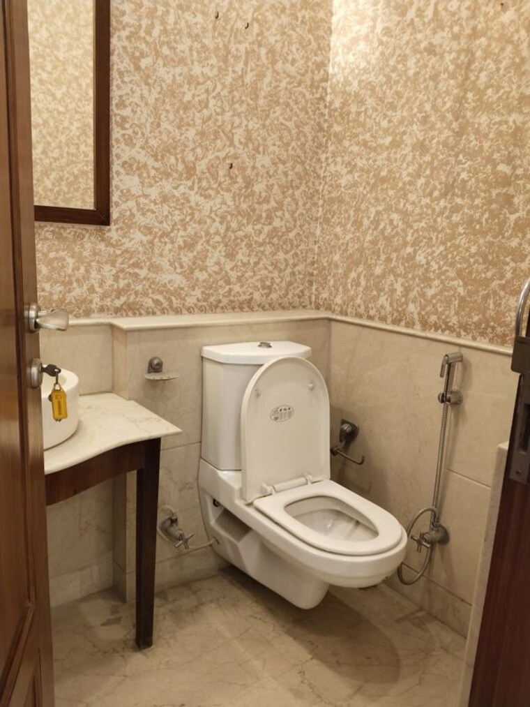 Bathroom, vasant vihar 4 Bedroom 4700 Sq.Ft. Apartment In Vasant Vihar Delhi 10337821