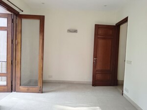 Room in 4 BHK Apartment at Vasant Vihar – for Rent
