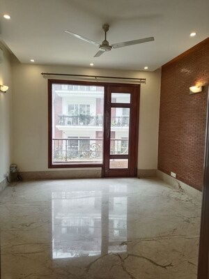 Room in 4 BHK Apartment at Vasant Vihar – for Rent