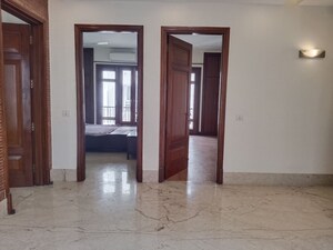 Room in 4 BHK Apartment at Vasant Vihar – for Rent
