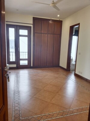 Room in 4 BHK Apartment at Vasant Vihar – for Rent