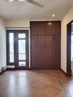 Room in 4 BHK Apartment at Vasant Vihar – for Rent