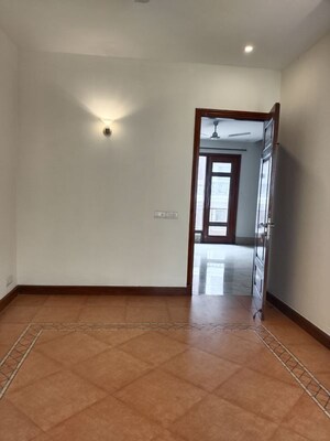 Room in 4 BHK Apartment at Vasant Vihar – for Rent