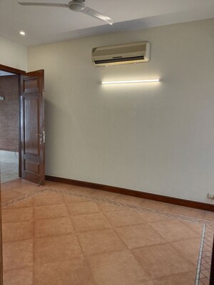 Room in 4 BHK Apartment at Vasant Vihar – for Rent