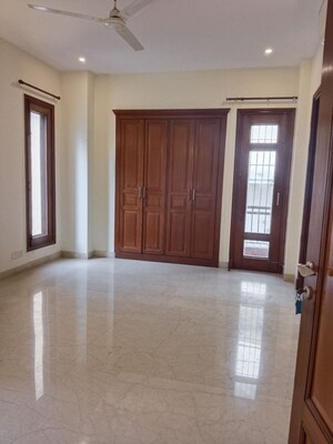 Room in 4 BHK Apartment at Vasant Vihar – for Rent