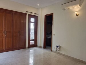 Room in 4 BHK Apartment at Vasant Vihar – for Rent