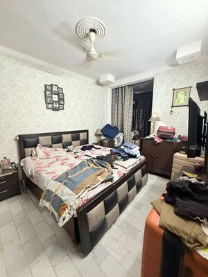 Bedroom in 3 BHK Builder Floor at Kailash Hills – for Rent