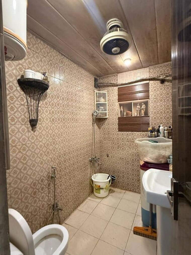 Bathroom, kailash hills 3 Bedroom 1600 Sq.Ft. Builder Floor In Kailash Hills Delhi 10337848
