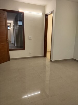 Room in 4 BHK Apartment at Vasant Vihar – for Rent