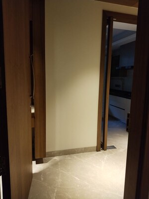 Room in 4 BHK Apartment at Vasant Vihar – for Rent