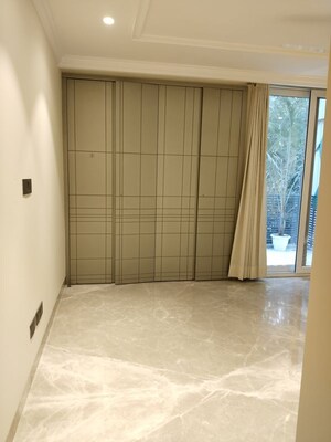 Room in 4 BHK Apartment at Vasant Vihar – for Rent