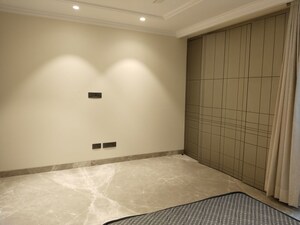 Room in 4 BHK Apartment at Vasant Vihar – for Rent