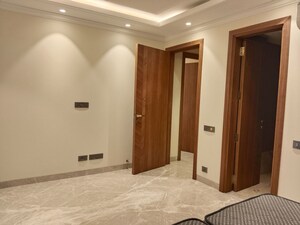 Room in 4 BHK Apartment at Vasant Vihar – for Rent