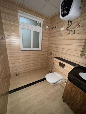 Bathroom in 4 BHK Apartment at DLF Trinity Towers, Dlf Phase V – for Sale
