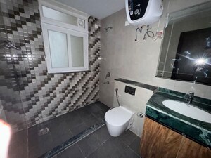 Washroom in 4 BHK Apartment at DLF Trinity Towers, Dlf Phase V – for Sale