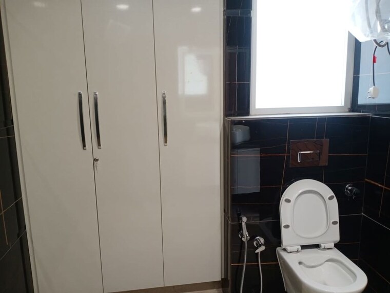 Bathroom, east of kailash 3 Bedroom 1125 Sq.Ft. Builder Floor In East Of Kailash Delhi 10337965