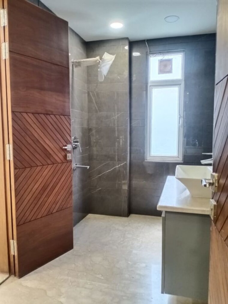 Bathroom, east of kailash 3 Bedroom 1125 Sq.Ft. Builder Floor In East Of Kailash Delhi 10337965