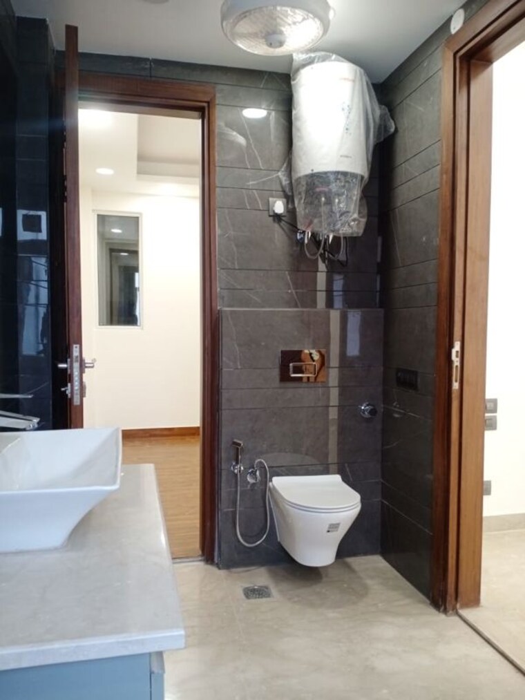 Bathroom, east of kailash 3 Bedroom 1125 Sq.Ft. Builder Floor In East Of Kailash Delhi 10337965