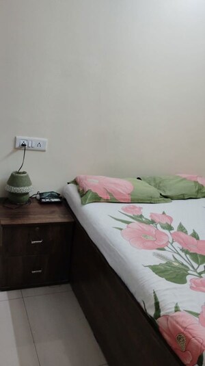 Furnished Amenities in 2.5 BHK Apartment at Saur Sun Heights, Powai – for Rent