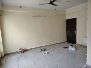 Room in 3 BHK Apartment at Panchsheel Greens, Sector 16 Greater Noida – for Rent