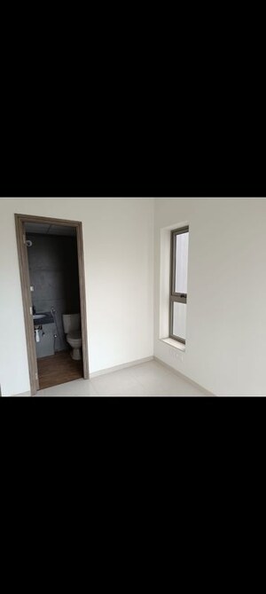 Room in 2 BHK Apartment at Kalpataru Paramount, Kapur Bawdi – for Sale