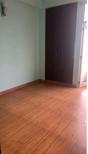 Room in 3 BHK Apartment at Eldeco Golf View Apartments, Omega I Greater Noida – for Rent