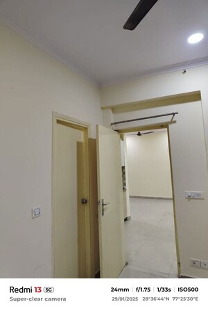 Room in 2.5 BHK Apartment at Gaur City 6th Avenue, Sector 4 Greater Noida – for Rent