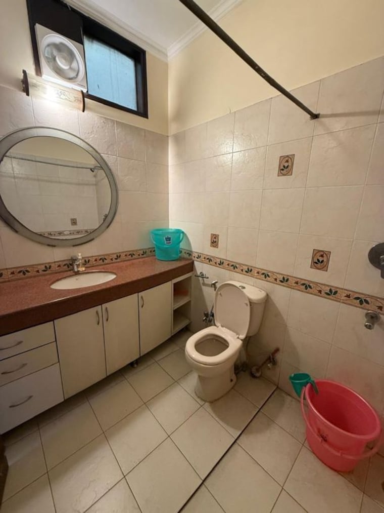 Bathroom, sector 93 3 Bedroom 1700 Sq.Ft. Builder Floor In Sector 93 Noida 10338409