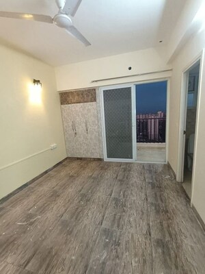 Room in 3 BHK Apartment at SKA Greenarch, Sector 16b Greater Noida – for Rent