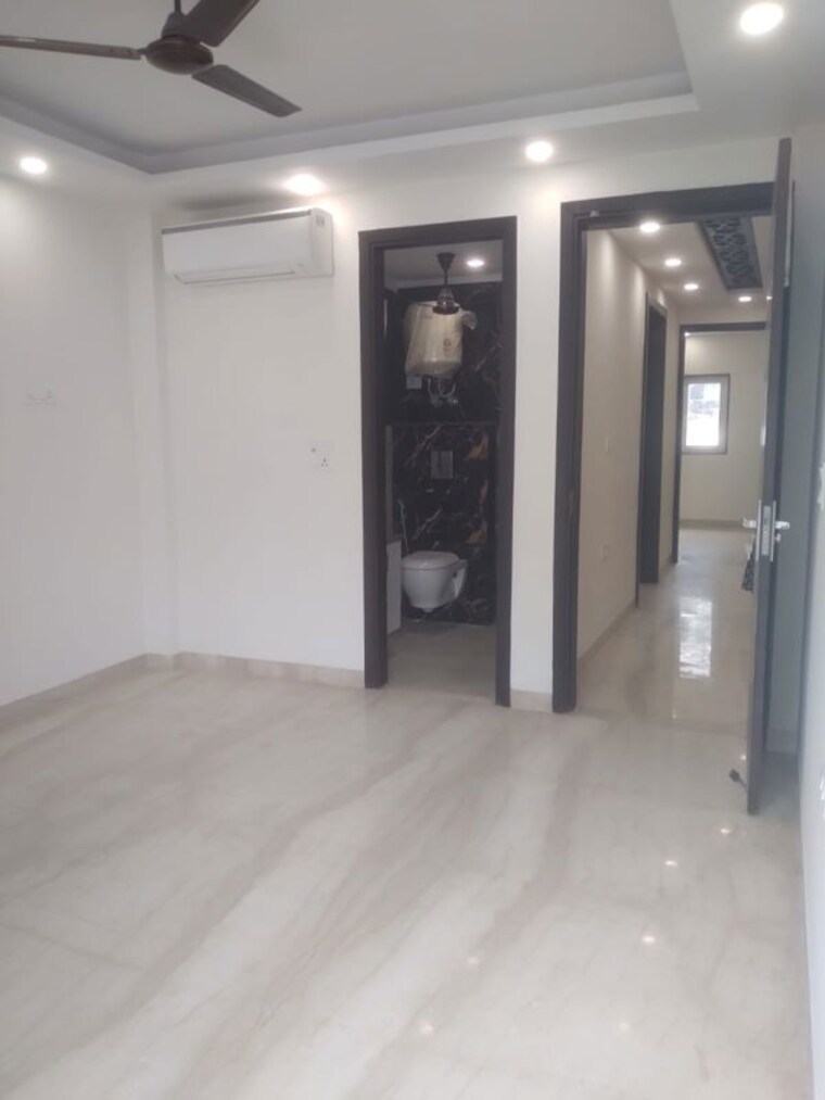 Room, hauz khas 3 Bedroom 136 Sq.Yd. Builder Floor In Hauz Khas Delhi 10338470