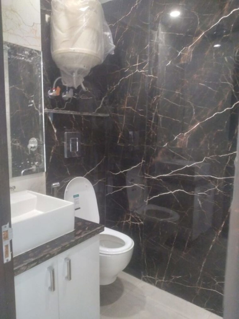 Bathroom, hauz khas 3 Bedroom 136 Sq.Yd. Builder Floor In Hauz Khas Delhi 10338470
