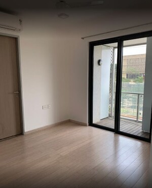 Room in 2 BHK Apartment at Lodha Altia, Wadala – for Rent