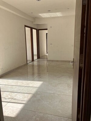 Room in 3 BHK Apartment at Nirala Estate, Tech Zone 4 Greater Noida – for Sale
