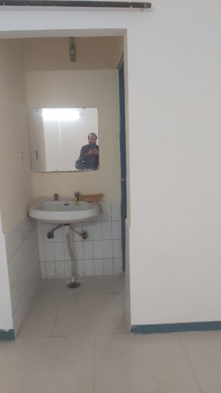 Bathroom, mayur vihar 2.5 Bedroom 980 Sq.Ft. Apartment In Mayur Vihar Delhi 10338543
