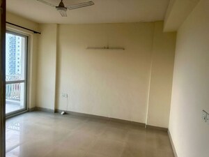 Room in 3.5 BHK Apartment at Emaar MGF The Palm Drive Studios, Sector 66 – for Rent