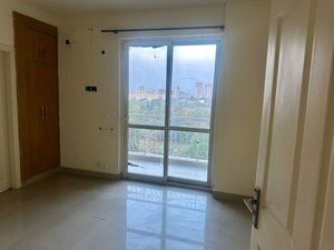 Room in 3.5 BHK Apartment at Emaar MGF The Palm Drive Studios, Sector 66 – for Rent
