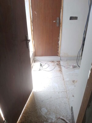 Building Lobby in 1.5 BHK Builder Floor at Chuna Mandi – for Rent